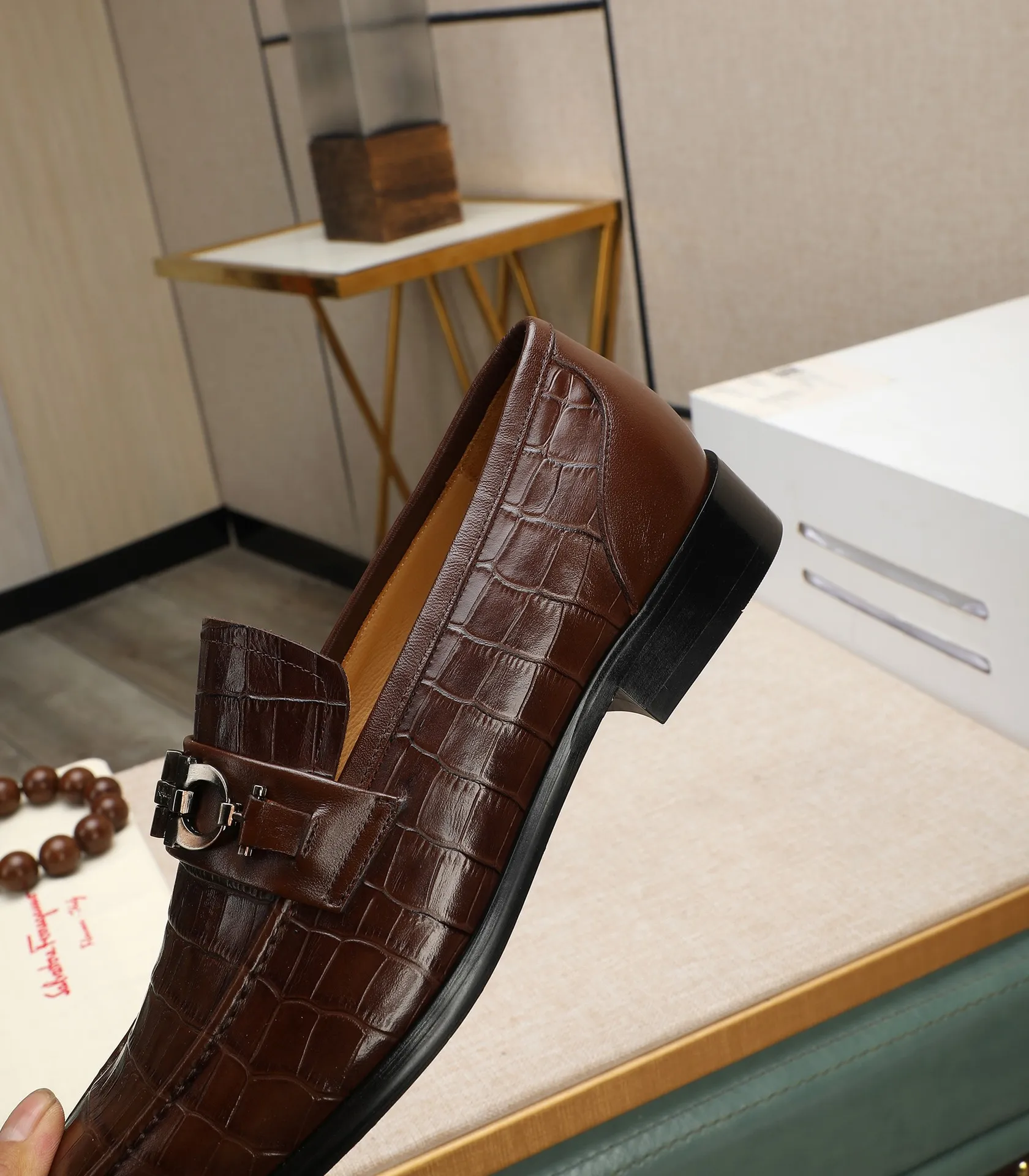 Men's shoes 💰540📛📛(water-dyed cowhide) Salvatore Ferragamo high-end (Salvatore Ferragamo) is the world's top luxury footwear brand. It comes from the fashion kingdom of Italy and is famous all over the world for its traditional handmade design and novel styles...🚶🏻🚶🏻New suit shoes are available simultaneously at the counter. This model is purely handmade. The fabric is imported from Italy's original first-layer cowhide. Soft water-dyed cowhide lining. Original authentic outsole🌀🌀Size: 38➖44 (45 customized)